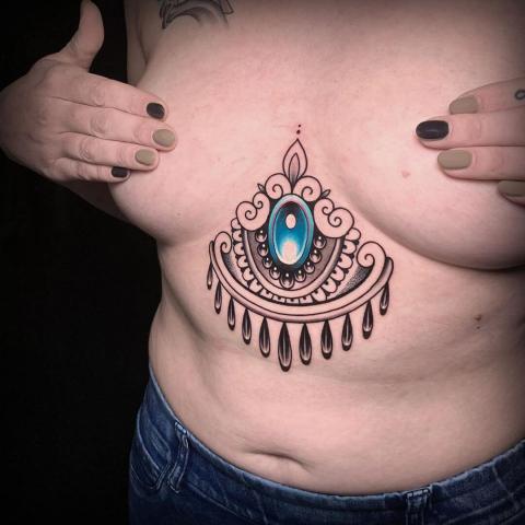Kobieta tatuaż brzuch koło piersi