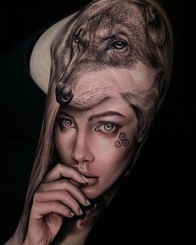 Kobieta wilk tatuaż