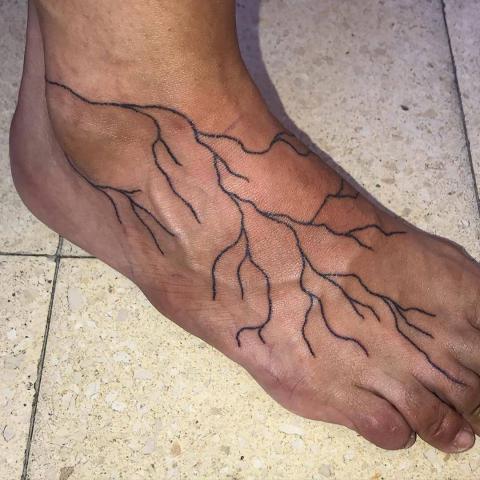 Korzenie tatuaż na stopie