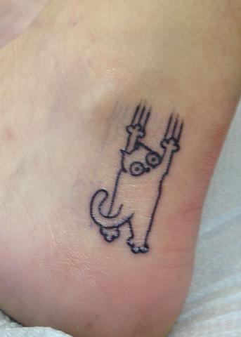 Kotek tatuaż na kostce