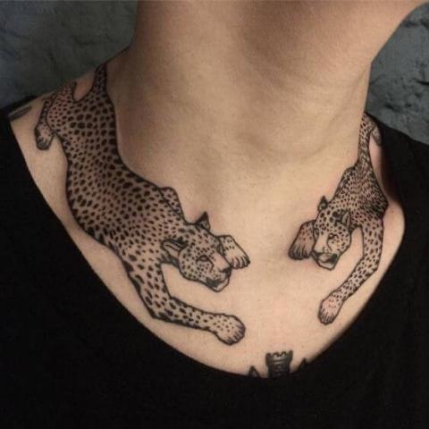 Koty wokół szyi tatuaż