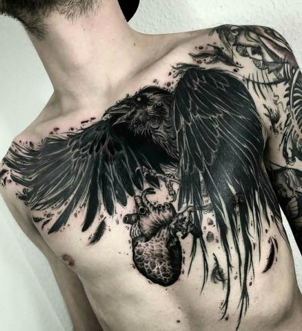 Kruk i serce tatuaż