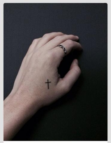 krzyż dłoń tatuaż