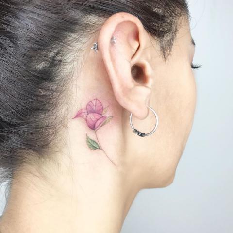 Kwiatek za uchem tatuaż damski