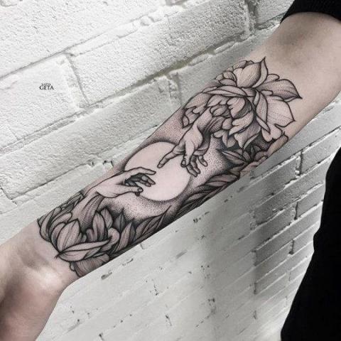 Kwiaty i dotyk tatuaż