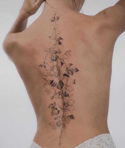 Kwiaty wzdłuż kręgosłupa tatuaż damski
