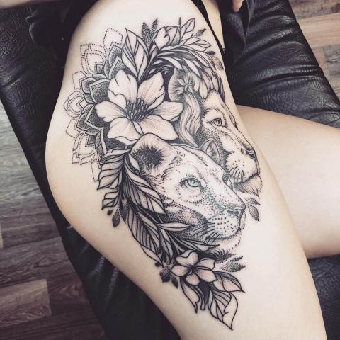 Lwy na biodrze tatuaż