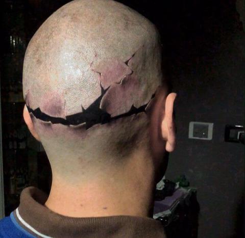 Męski tatuaż na głowie