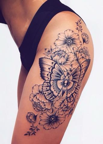 Motyl i kwiaty biodro tatuaż