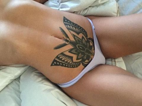 Motyl na brzuchu tatuaż