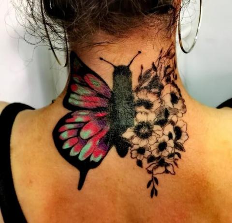 Motyl na szyi damski tatuaż