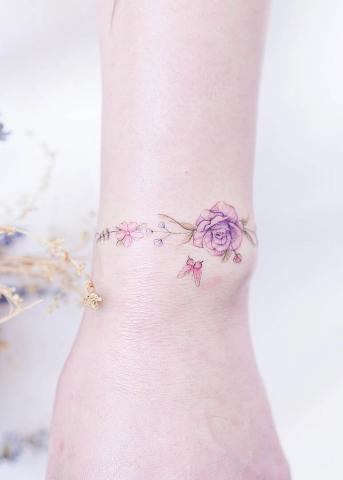Opaska z kwiatów na nadgarstku tatuaż damski