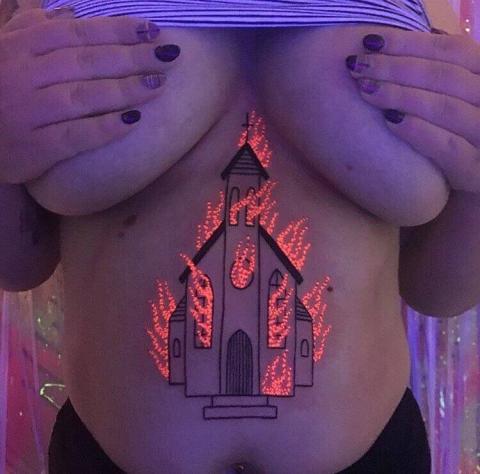 Płonący kościół tatuaż