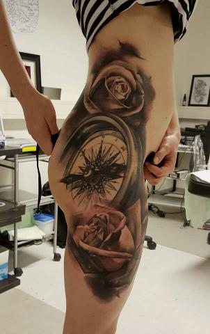 Róże i kompas tatuaż