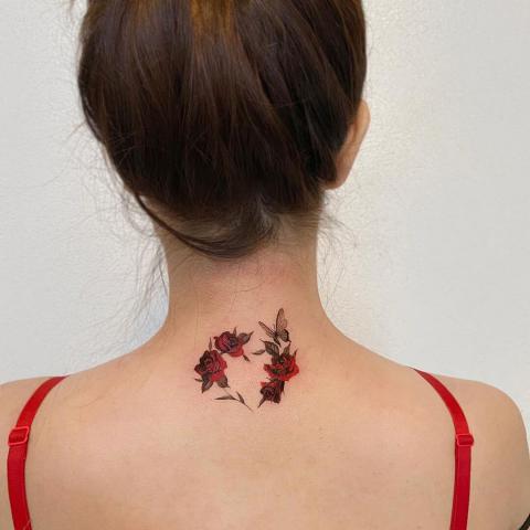 Róże i motyl na szyi tatuaż