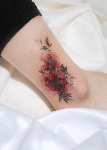 Róże na kostce tatuaż