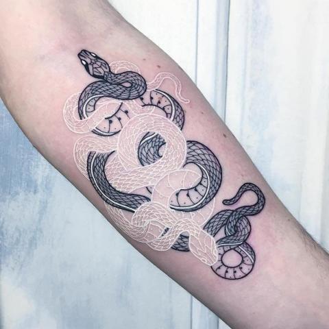 Tatuaż biało czarny wąż