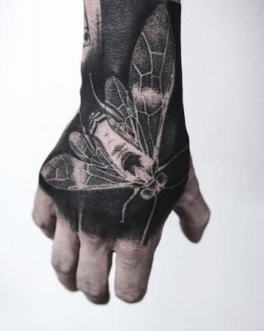 Tatuaż ćma na dłoni
