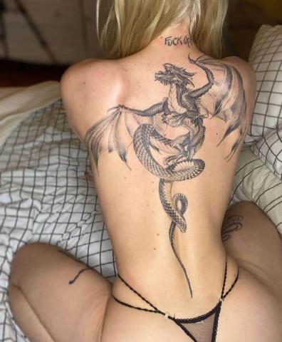 Tatuaż damski smok na plecach