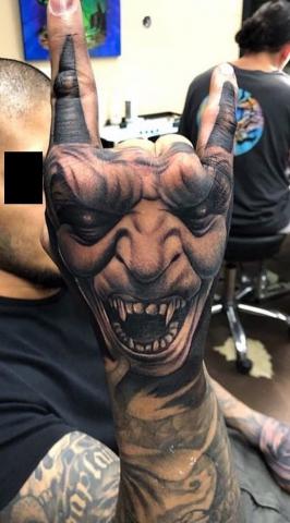 Tatuaż diabeł na dłoni