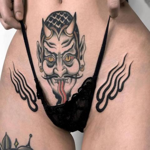 Tatuaż diabeł z językiem