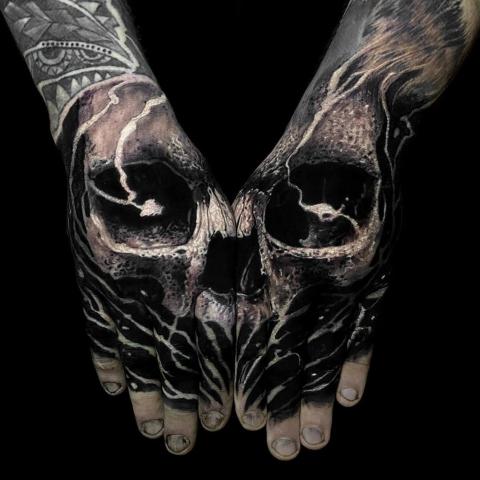 Tatuaż dla faceta na dłoniach