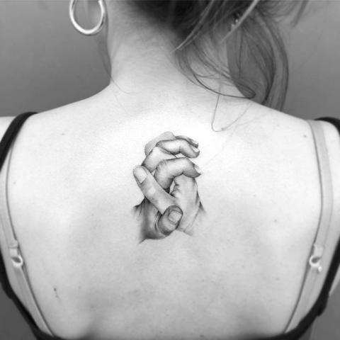 Tatuaż donie na plecach damski wzór
