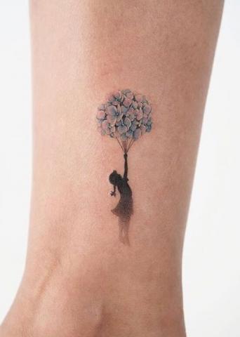Tatuaż dziewczynka z kwiatami