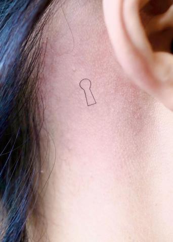 Tatuaż dziurka od klucza za uchem