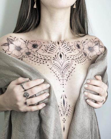 Tatuaż kobiecy na klatce piersiowej wzory