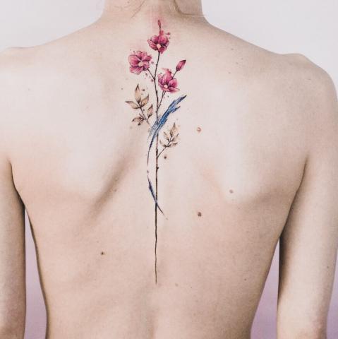  Tatuaż kwiat na kręgosłupie