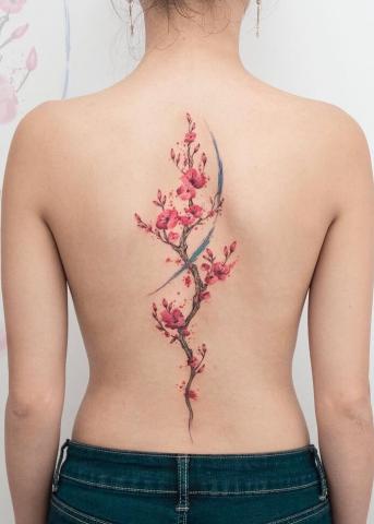 Tatuaż kwiaty na kręgosłupie