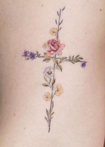 Tatuaż kwiaty ułożone w krzyż