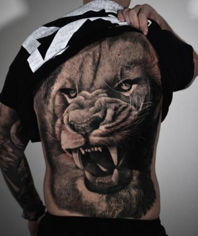 Tatuaż lew całe plecy