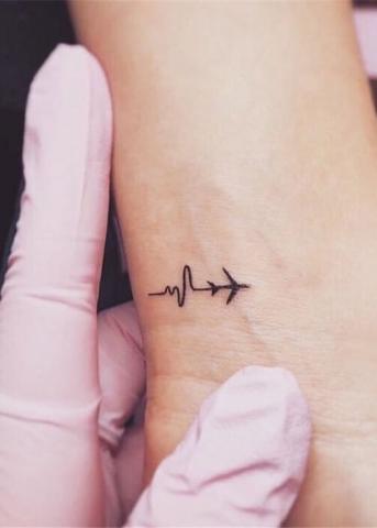 Tatuaż linia życia i samolot
