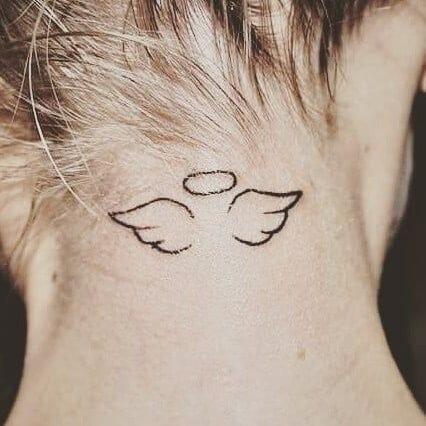 Tatuaż małe skrzydła na karku