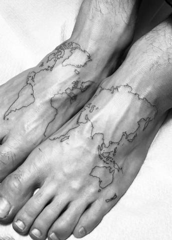 Tatuaż mapa świata na stopach