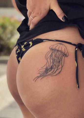 Tatuaż meduza na pośladku
