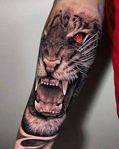 Tatuaż męski tygrys na ręce