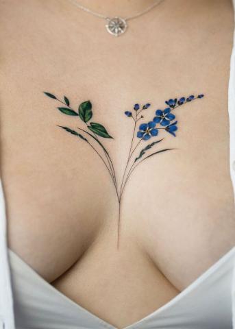 Tatuaż między piersiami