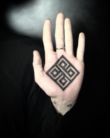 Tatuaż na otwartej dłoni