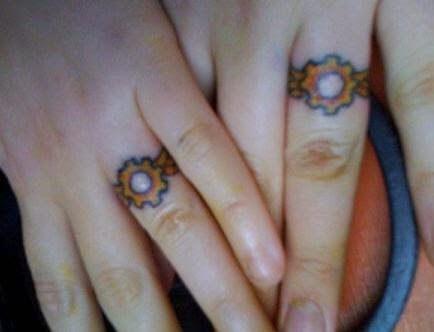 Tatuaż na palcach dla dwojga zakochanych