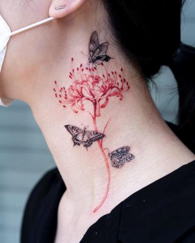 Tatuaż na szyi motyle