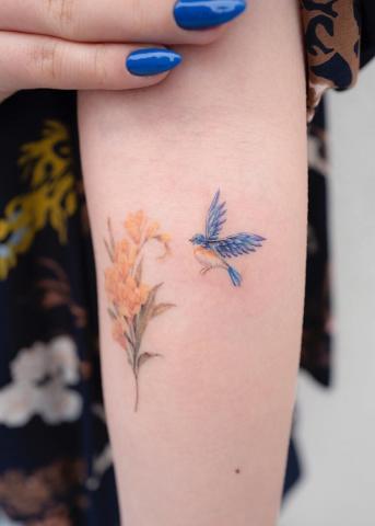 Tatuaż niebieski ptak i kwiat