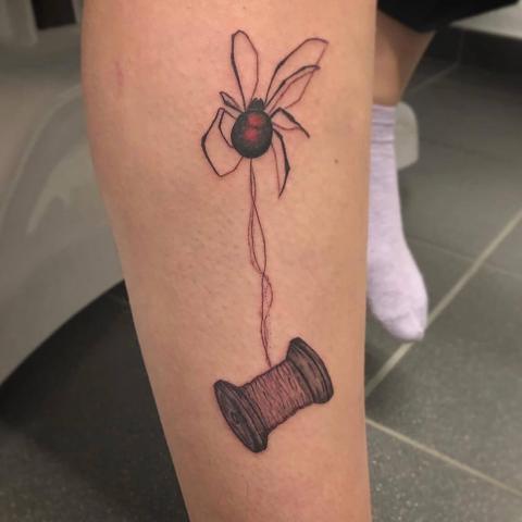 Tatuaż pająk i nić