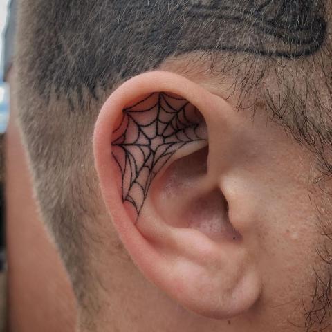 Tatuaż pajęczyna w uchu