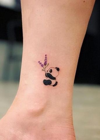 Tatuaż panda na kostce