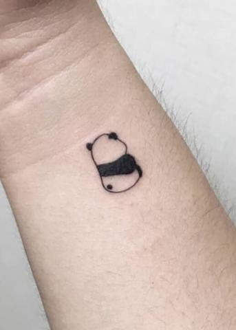 tatuaż panda na nadgarstku