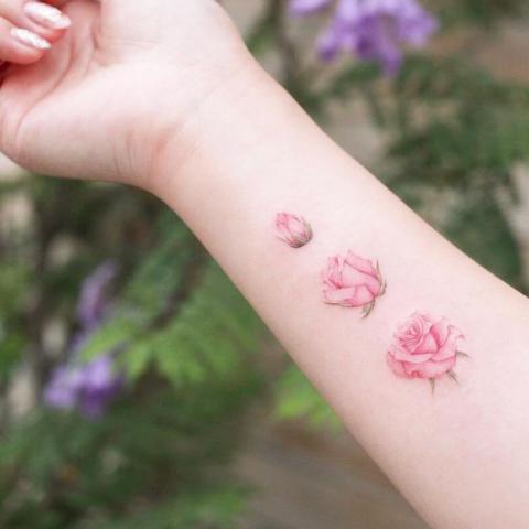 Tatuaż rozkwitająca róża na ręce