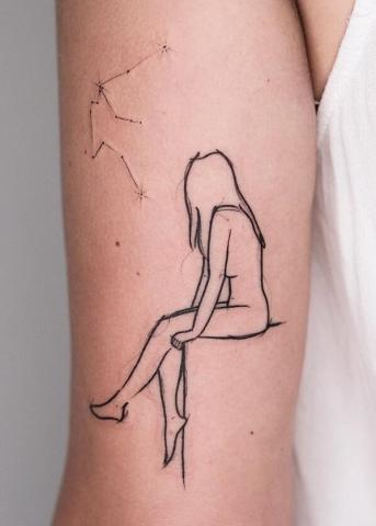 Tatuaż siedząca kobieta